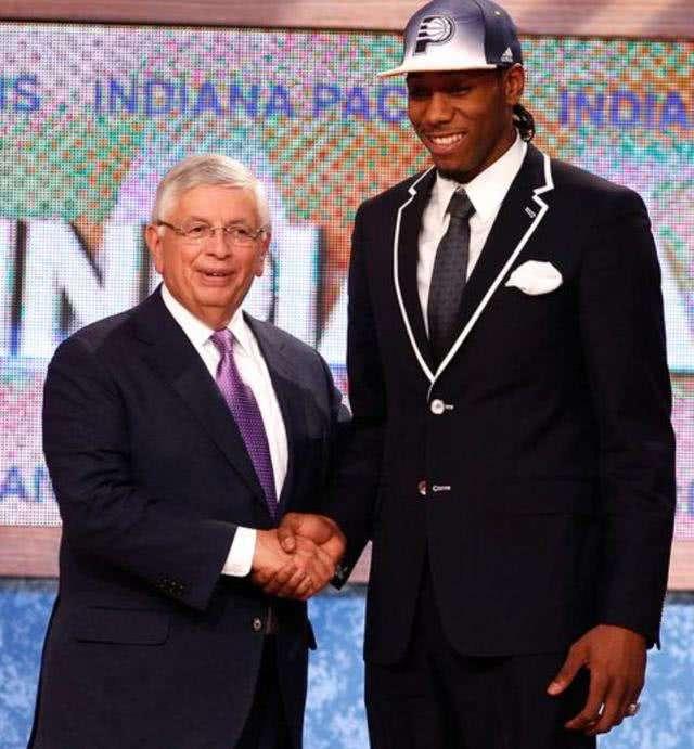 曼城斯特林末节进球助球队获胜（斯特林末段破门助曼城取胜）