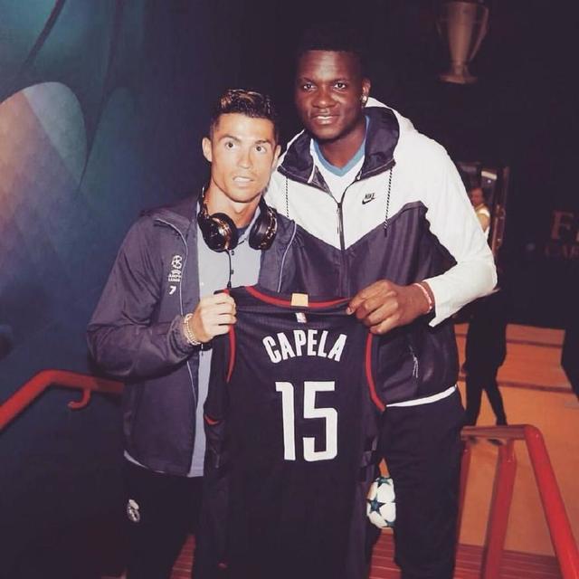 广东攻守兼备显示冠军相（广东攻防俱佳尽显冠军气质）