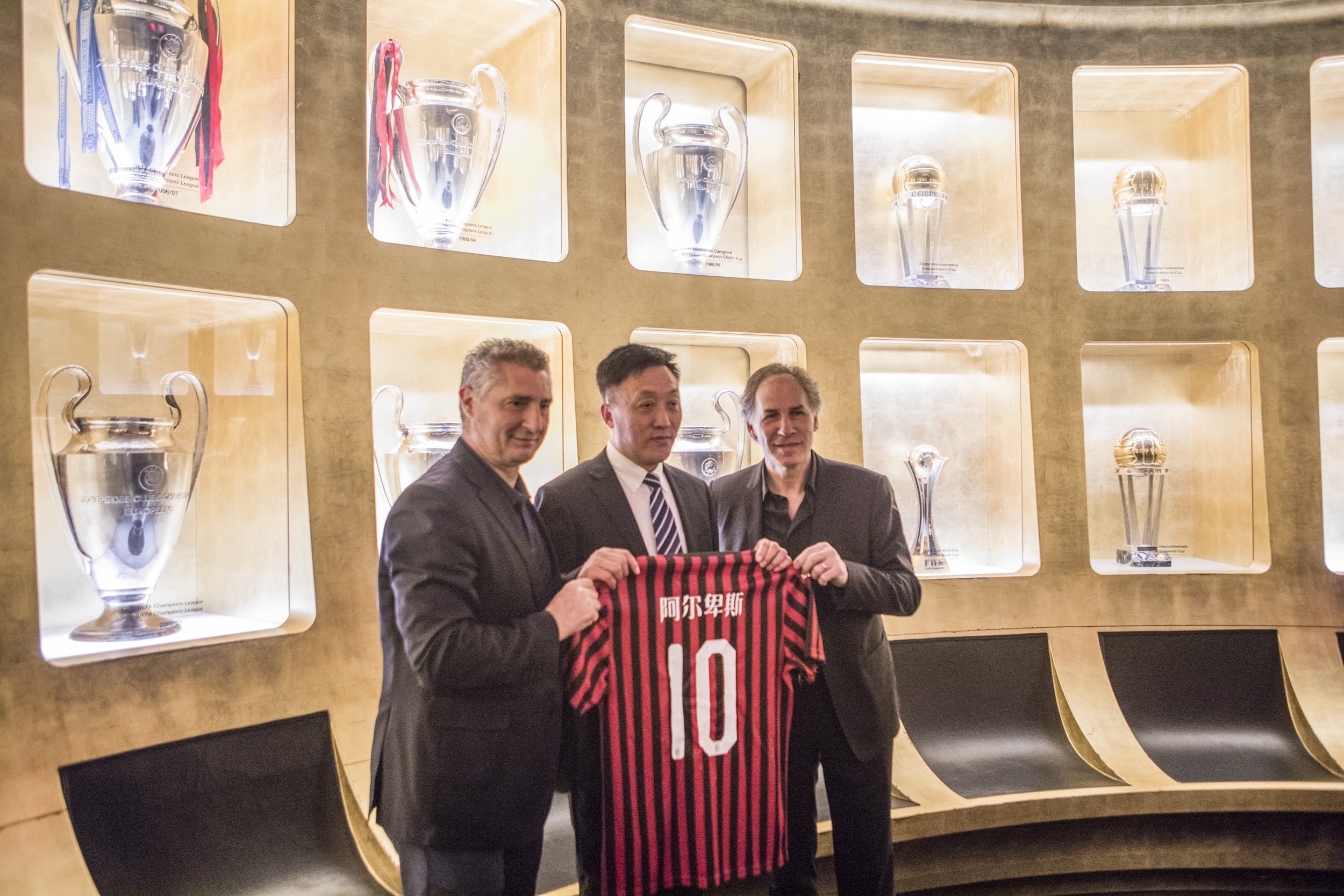 拜仁官方：2026年传奇杯将于明年1月18日举行，拉姆任教练（拜仁官宣：2026传奇杯明年1月18日开赛，拉姆担任主帅）