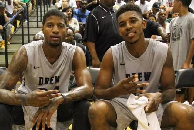 佳夫：作为后卫单场比赛进俩球不常见；沃尔特马德是顶级前锋（佳夫：后卫单场梅开二度实属罕见，沃尔特马德堪称顶级前锋）