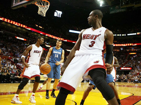 战皇马赛前阿诺德壁画被破坏，旁边写着“叛徒”和“再见”（战皇马前，阿诺德壁画被毁，旁留“叛徒”“再见”字样）