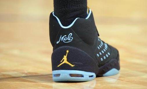 成绩斐然，加斯佩里尼被罗马球迷描绘成魔法师形象画在墙上（战绩惊艳，罗马球迷将加斯佩里尼以魔法师形象涂鸦上墙）