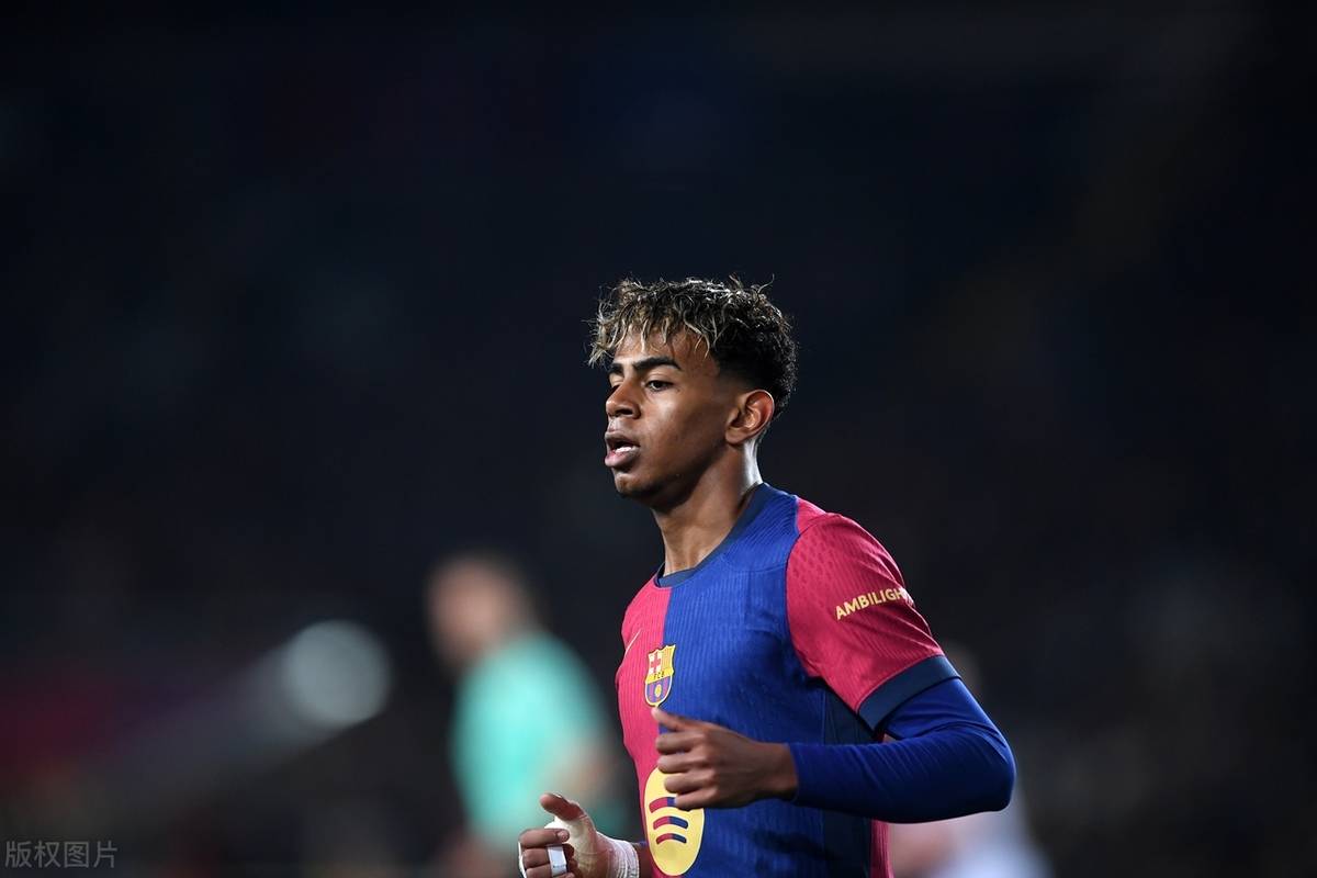 梅西将领取美职联MVP奖杯，梅西杯U16国际赛同步揭幕（梅西捧起美职联MVP，梅西杯U16国际赛同日启幕）