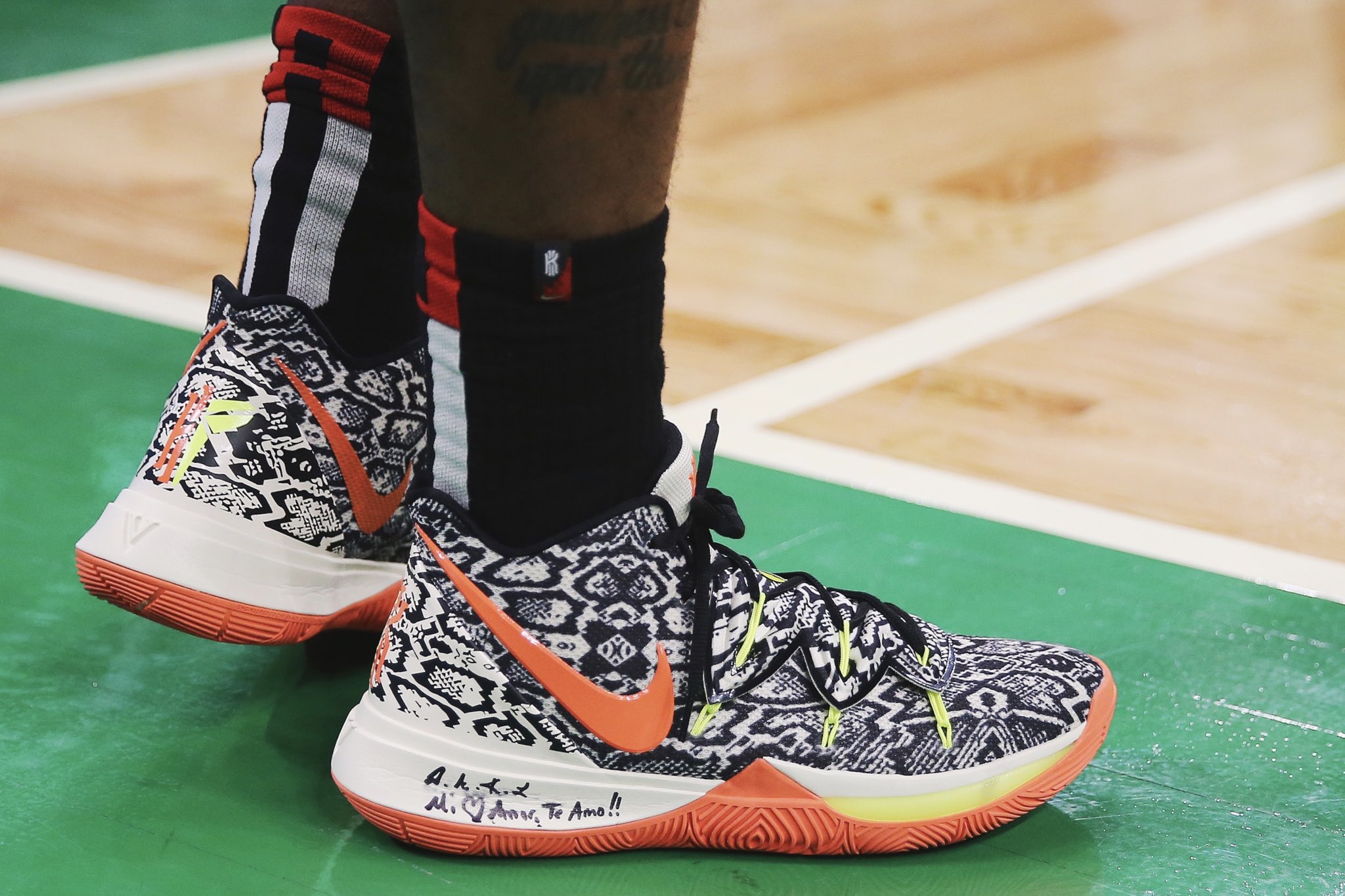 库库：家人支持谁？我说想要球票就得穿切尔西球衣（库库笑谈家人立场：想拿球票，先穿切尔西球衣）