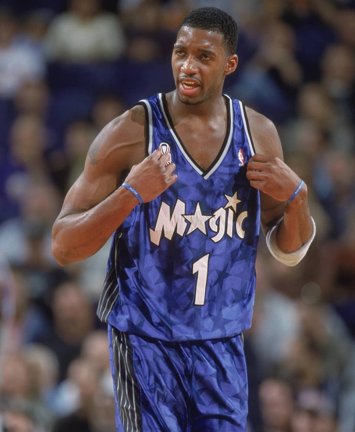 NBA：湖人险胜火箭 詹姆斯砍下35分（詹姆斯轰35分助湖人惊险击败火箭）