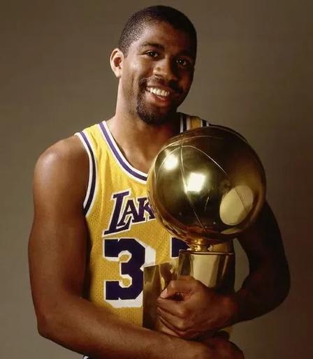 伊涅斯塔造访巴萨训练基地，与佩德里、亚马尔等人合影（伊涅斯塔探访巴萨训练基地，与佩德里、亚马尔等合影留念）