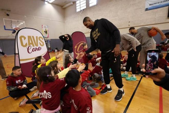 每体：拉波尔塔曾对贝尔纳尔说过，总有一天他会成为巴萨队长（世界体育报：拉波尔塔曾鼓励贝尔纳尔，称其终有一日会戴上巴萨队长袖标）